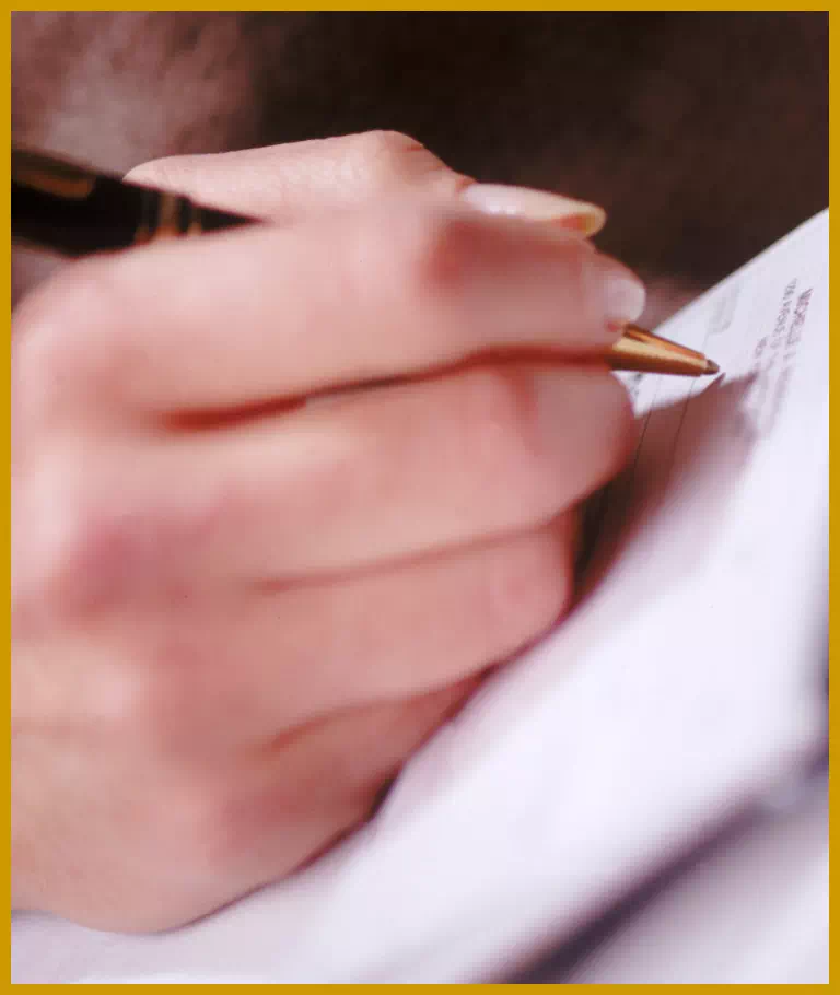 długopis w dłoni